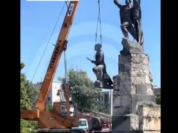 В Днепре власти снесли памятник Красным Революционерам