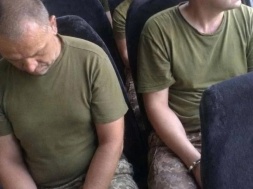 В Украине «добровольцев» доставляют на фронт в наручниках