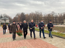 У Сумах опозиціонери вшанували пам’ять переможців і поклали квіти до Меморіалу «Вічна Слава»