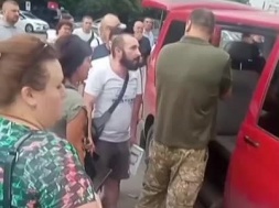 В Харькове на ж/д вокзале люди вырвали мобилизованного из лап ТЦК