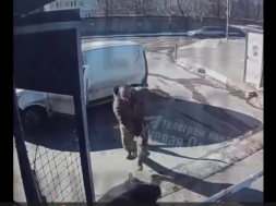 В Одессе парень, спасаясь от ТЦКашников, заскочил на охраняемую территорию, и охрана его не выдала