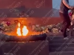В Одессе малолетние вандалы осквернили памятник Неизвестному Матросу
