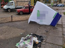 На Дніпропетровщині чоловіки зламали агітаційний намет й запалили ватру з агітації