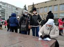 У Шостці батьки школярів мітингували проти дистанційного навчання