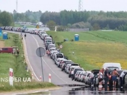 На украинско-польской границе выстроились огромные очереди машин на выезд