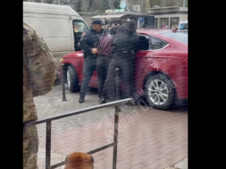 В Одессе полиция схватила водителя, местные жители пытались перекрыть дорогу, но их грубо отпихнули и водителя увезли