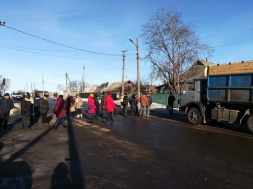 В Гадяче протестующие перекрыли дорогу