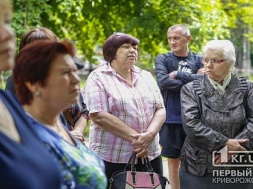 Ради стоянки вырубили деревья - криворожане вышли протестовать