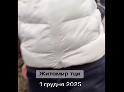 В Житомире на гражданском заводе женщины стали стеной перед ТЦКашниками и спасли мужиков от мобилизации