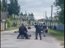 Под Ровно пенсионер избил лопатой ТЦКашников, чем спас соседа от мобилизации