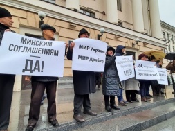 В Запорожье «Полк Победы» провел под мэрией акцию в поддержку формулы Штайнмайера