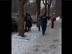 В Каменском женщины спасли мужчину от бусификации