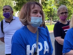 Под Днепропетровским облсоветом митингуют родители детей с редкими заболеваниями