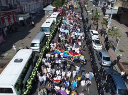 Киев. ЛГБТ-прайд и винтилово бандеровцев – радужные против чёрных
