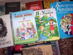 Перед началом нового учебного года в украинские школы поступила лишь половина необходимых учебников