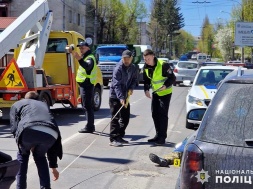 В Хмельницкой области «Опель» сбил сразу троих человек, один военнослужащий погиб, двое госпитализированы