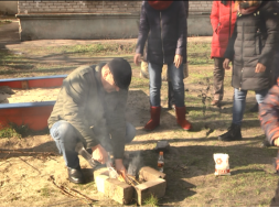 2 недели без газа: жители запорожской многоэтажки разожгли костёр во дворе