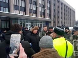 В Кривом Роге у горисполкома митинговали против повышения цен на проезд