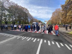 В Кременчуге митингующие перекрыли движение на улицах