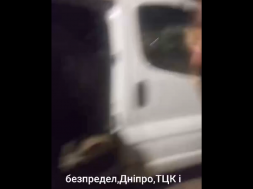 В Днепре группа парней, выломав дверь в бусе ТЦКашников, спасла мобилизованного от отправки на убой