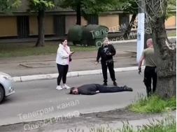 В Одессе полицаи избили мужчину и бросили на дороге умирать