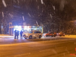 В Днепре на Паникахи компания забросала снежками авто полиции и разбила боди-камеру патрульному