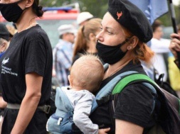 Киевлянка с 8-ми месячным ребёнком обнаружила, что стоит на воинском учёте в Ровно, где никогда не была