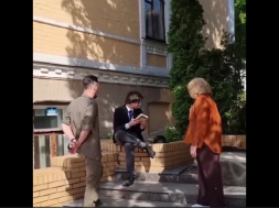 Киев. На место снесённого памятника Булгукову вышел молодой человек и начал вслух читать его произведение – его прогнали