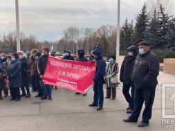 В Кривом Роге около сотни горожан собрались на митинг против повышения тарифов на коммуналку