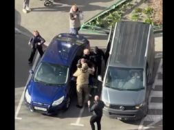 В одном из киевских дворов женщины отбили мужчину у ТЦКашников