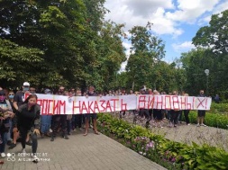 В Глухове люди штурмовали прокуратуру, требуя наказать убийц 25-летнего пограничника