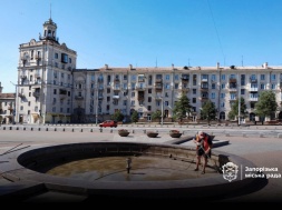 Запорожье. Была бы в домах вода, не стирали бы люди в фонтанах