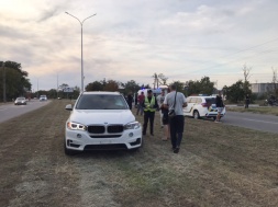 В Бердянске пьяный депутат сбил мужчину на BMW под камерами: его задержали очевидцы