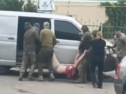 В Луцке людоловы вытащили за руки, за ноги почти голого мужчину из дома и затолкали его в свою мясовозку
