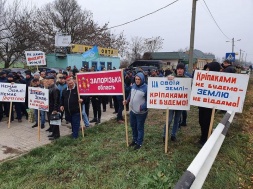 В Запорожской области протестующие перекрыли трассу "Харьков-Симферополь"