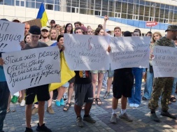 В украинских городах прошли акции протеста с острыми требованиями к власти