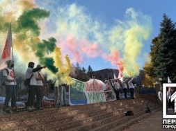 «Хватит покрывать мажоров»: столичные активисты устроили митинг под отделом полиции Кривого Рога по делу Марка Шевчика, который сбил ребёнка