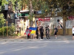 Фото из Запорожья: малолетки под фашистскими флагами