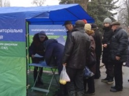 В Запорожской области громада протестует против сокращения больницы