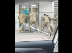 Луцк. ТЦКашники бьют инвалида – бывшего ВСУшника, который хочет спасти от мобилизации своего сына