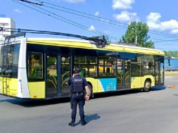 Во Львове посреди дороги на пути троллейбуса лежала боевая граната