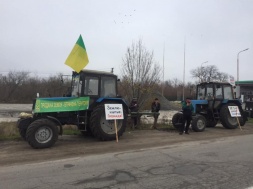 Запорізькі аграрії продовжили протест на трасі