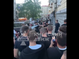 В Киеве на Крещатике полиция залила подростков газом