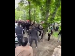 В Одессе неравнодушные граждане заблокировали машину ТЦКашников, пытаясь спасти мобилизованного