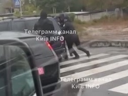 В Киеве при мобилизации полицейские избили мужчину ногами