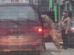 Во Львове жители двора заблокировали машину ТЦКашников, и те вынуждены были отпустить свою добычу