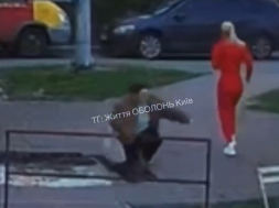 В Киеве на Оболони женщина провалилась в яму с кипятком