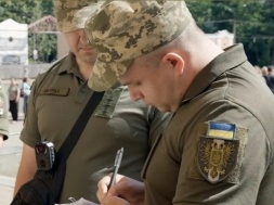 Харьковчанин отбивался от ТЦКашников ножом