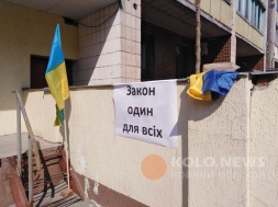 Полтавці влаштували акцію біля главку поліції: вимагали припинити «кришування» та подарували яйця