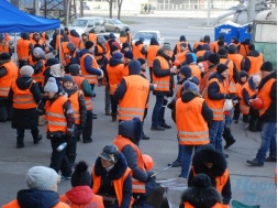 В Днепре «оранжевые жилеты» взяли в осаду еще одно отделение Приватбанка